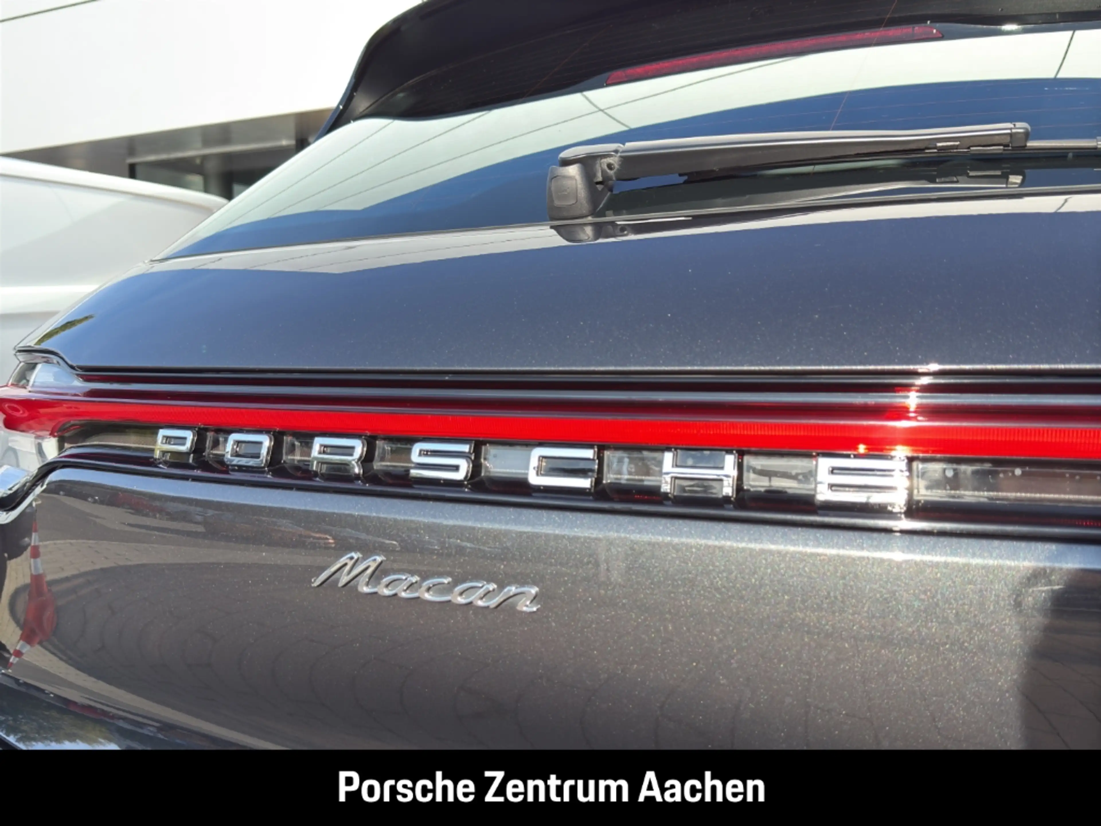 Porsche Macan — photo 25
