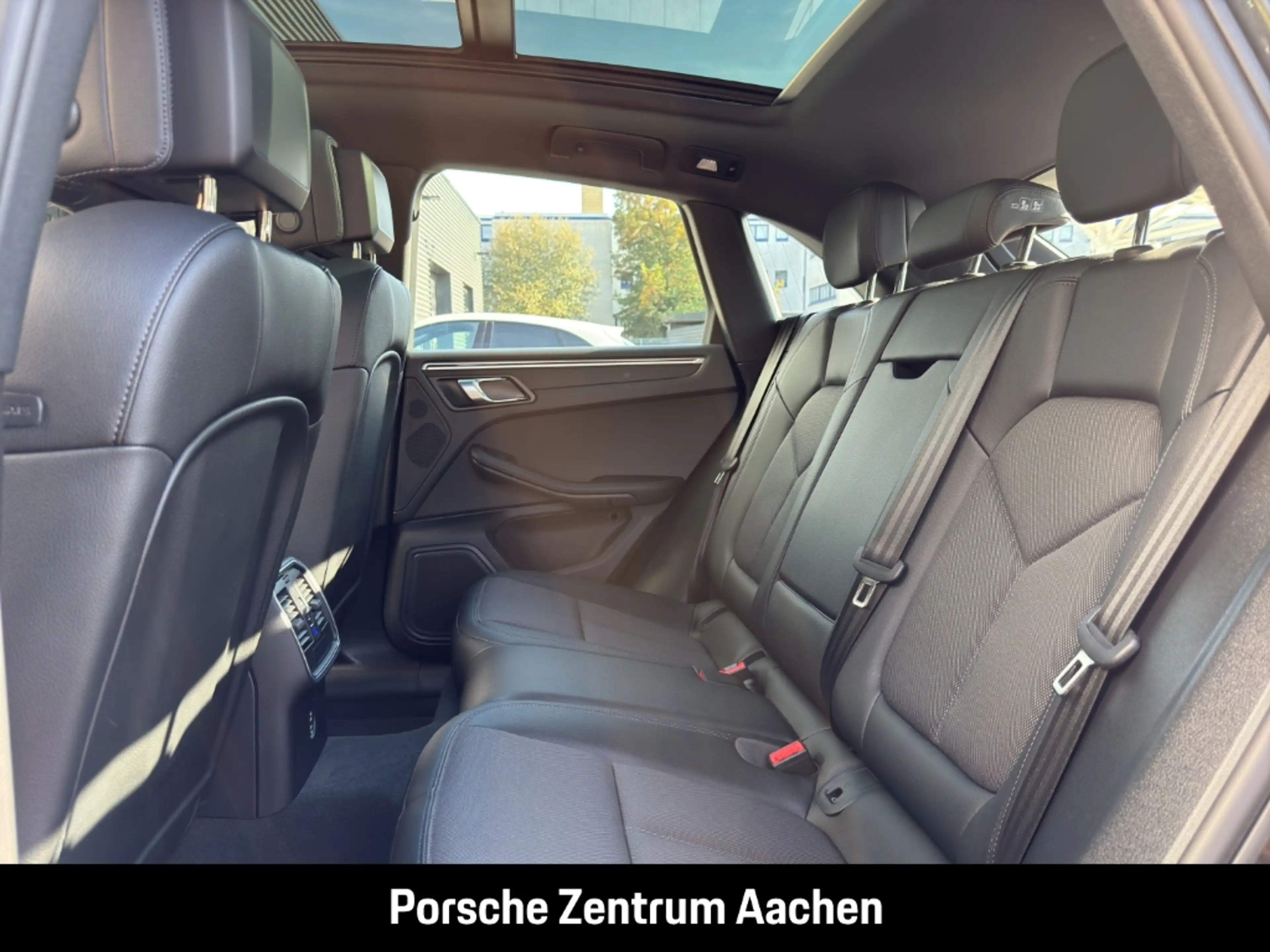 Porsche Macan — photo 22