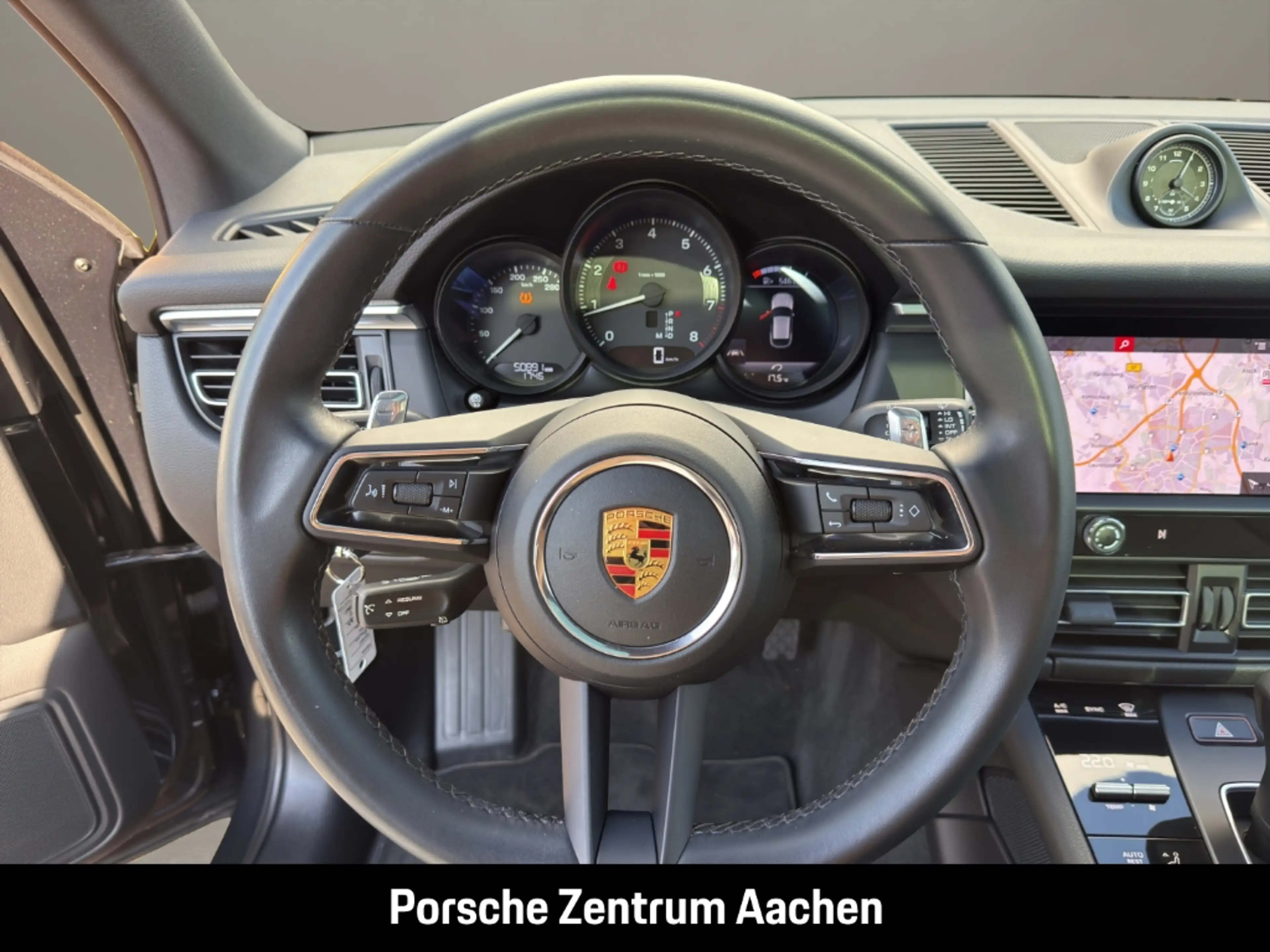 Porsche Macan — photo 15