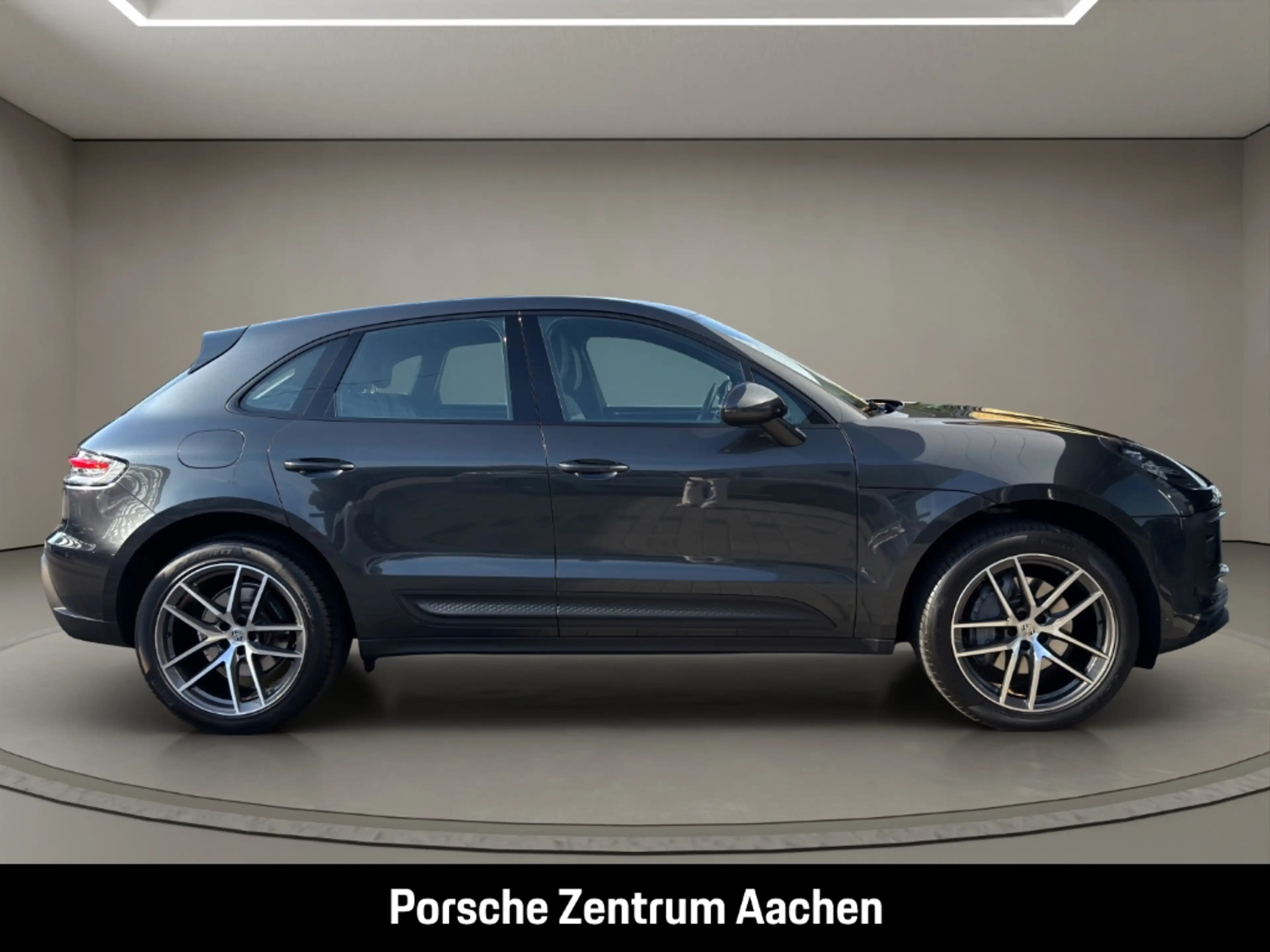 Porsche Macan — photo 7