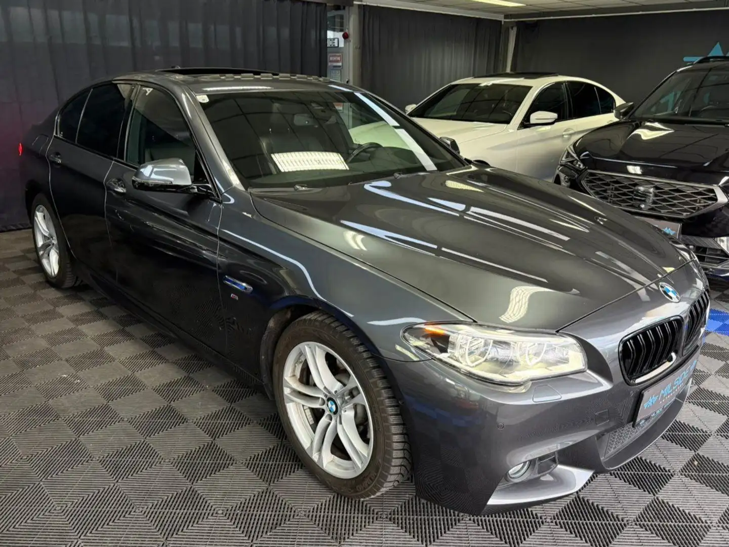 BMW 520 - 520d xDrive DPF Grau - 1