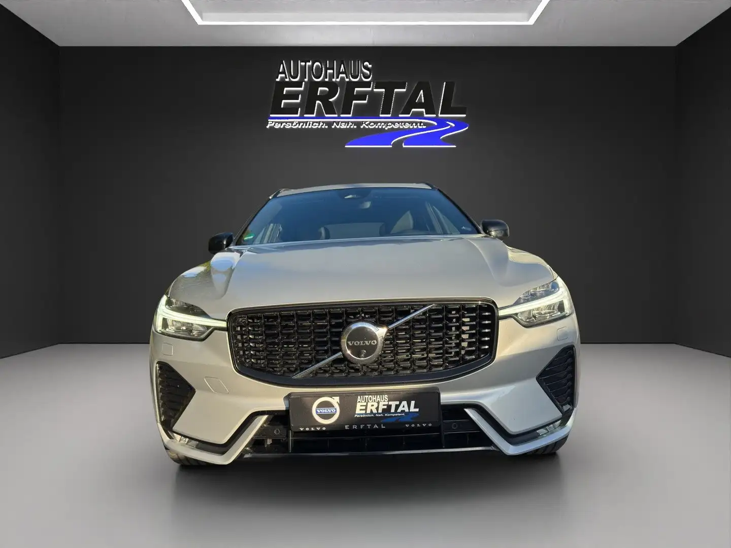 Volvo XC60 B4 D AWD Plus Dark Silber - 2