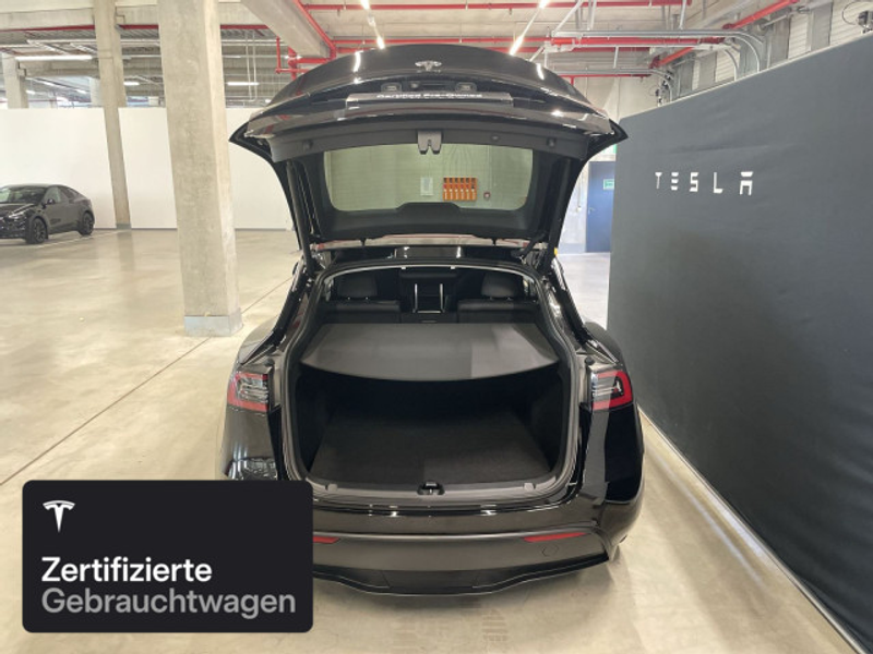 Tesla Model Y Long Range AWD — photo 9