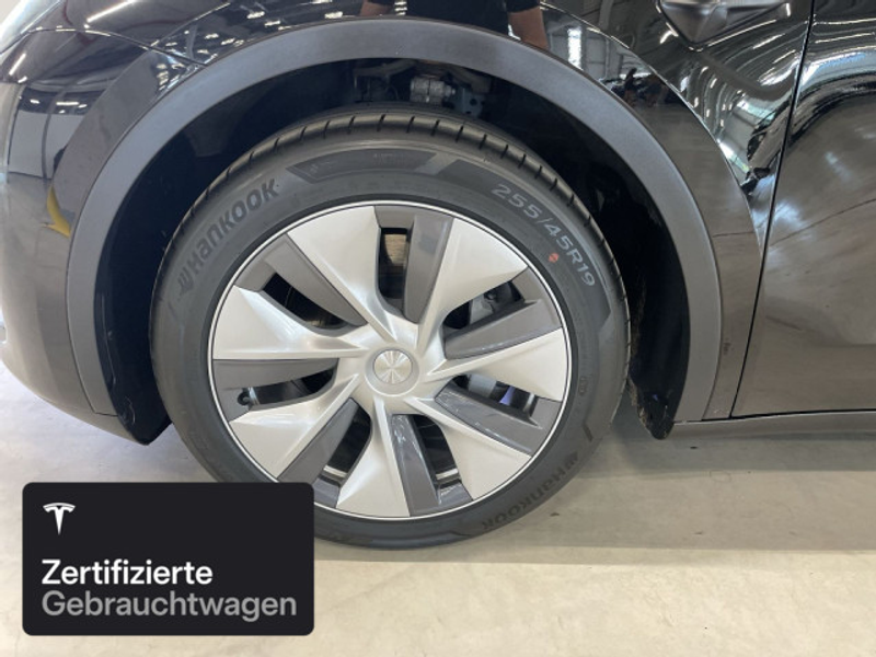 Tesla Model Y Long Range AWD — photo 7