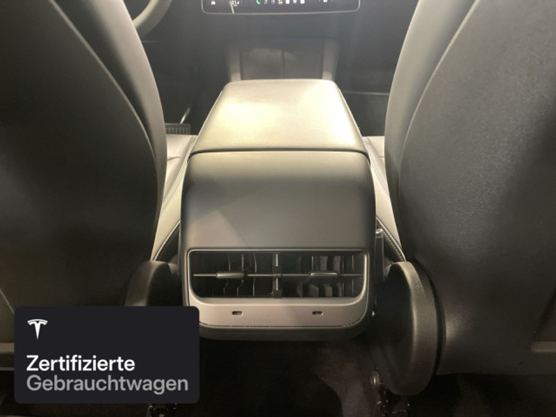 Tesla Model Y Long Range AWD — photo 13