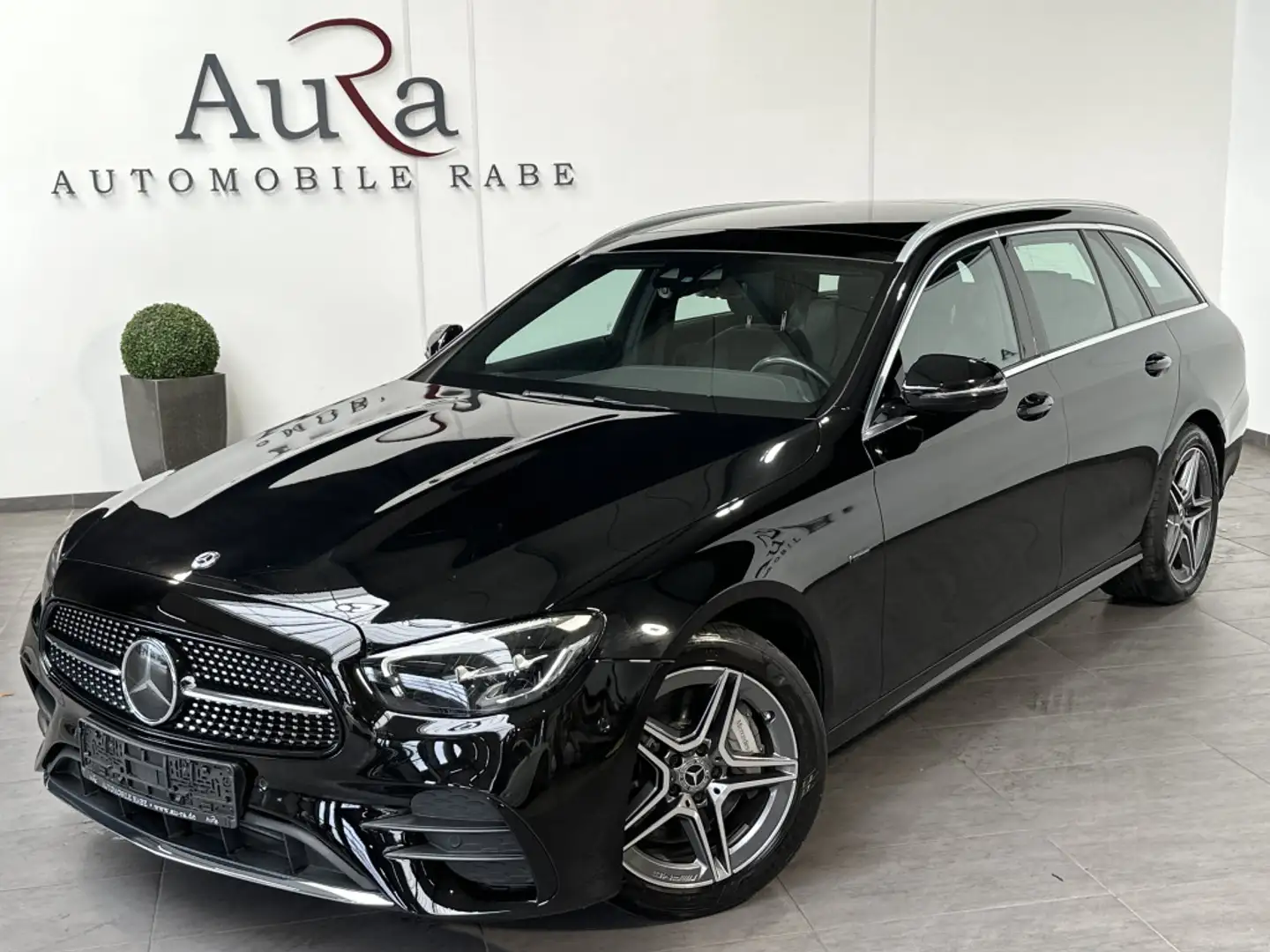 Mercedes-Benz E 300 T AMG-Line NAV+LED+PANO+DISTRONIC+WIDE Чорний - 2