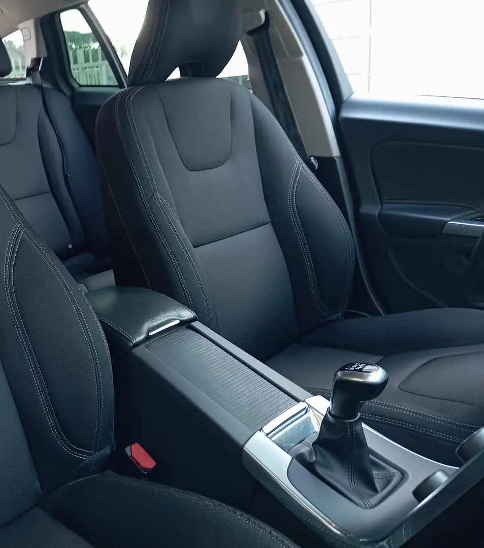 Volvo V60 D2 kinetic Nero - 2