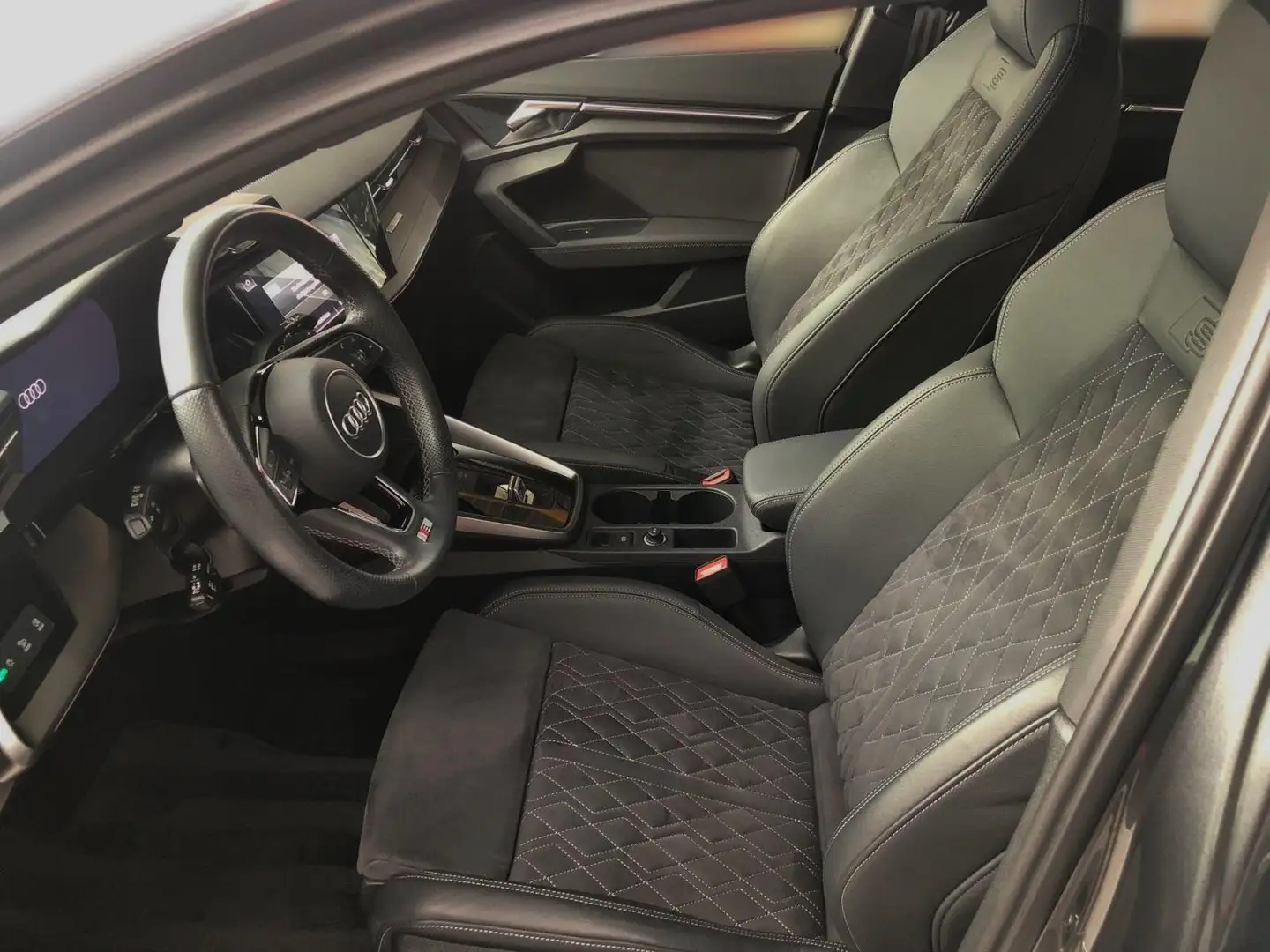 Audi A3 Sportback 45 TFSI e S edition Competition Elk. ver Grijs - 2