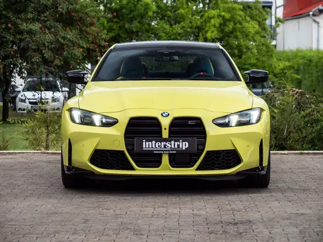 BMW M4 view 3