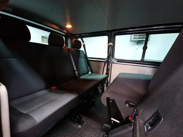 Volkswagen Caravelle view 14