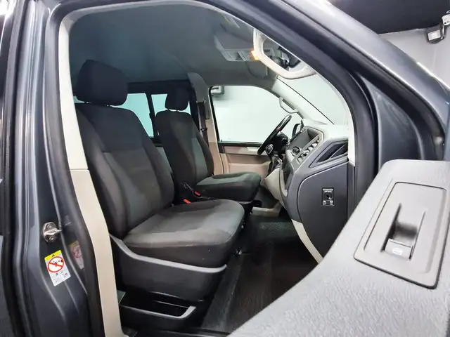 Volkswagen Caravelle view 9