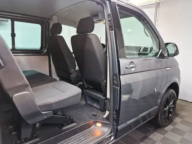 Volkswagen Caravelle view 11
