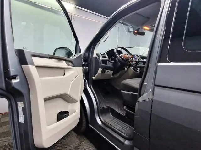 Volkswagen Caravelle view 8