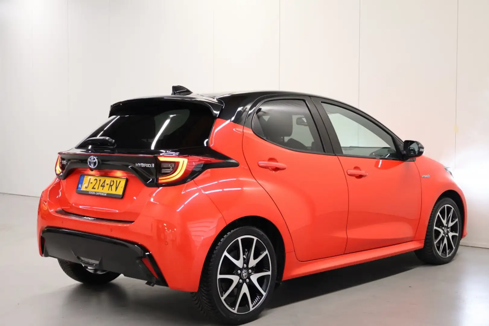 Toyota Yaris 1.5 Hybrid Launch Edition NL auto Rood - 2