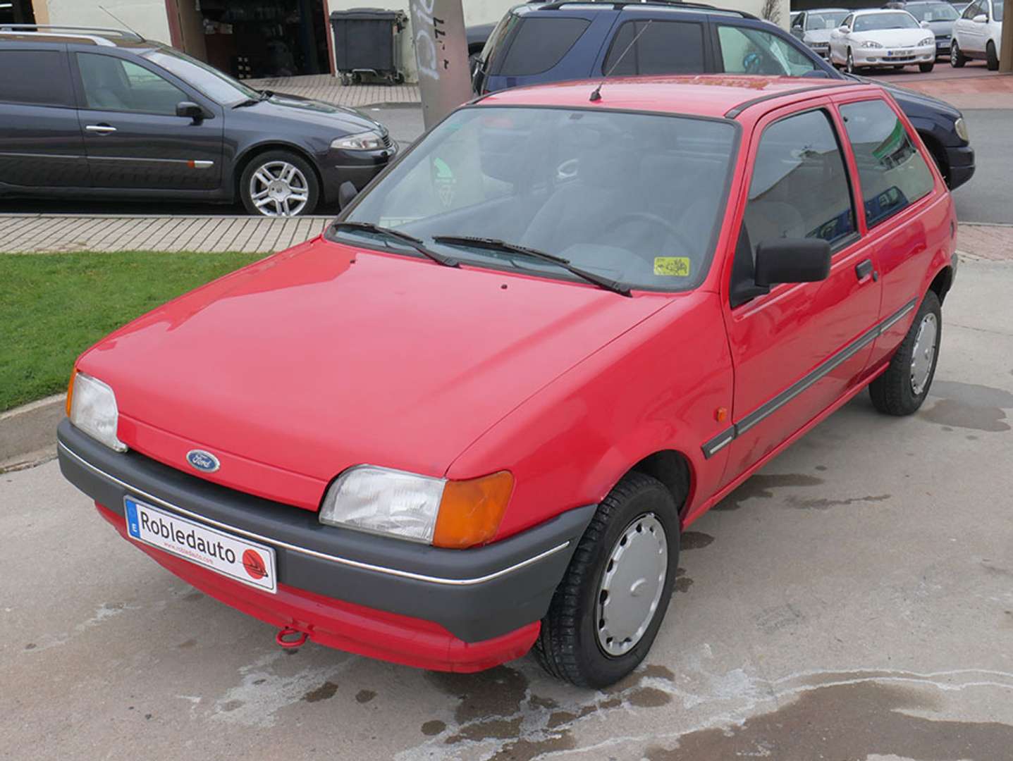 Adivinar favorito Sangrar Ford Fiesta Coche pequeño en Rojo clásica en ROBLEDO DE CHAVELA por €  1.900,-