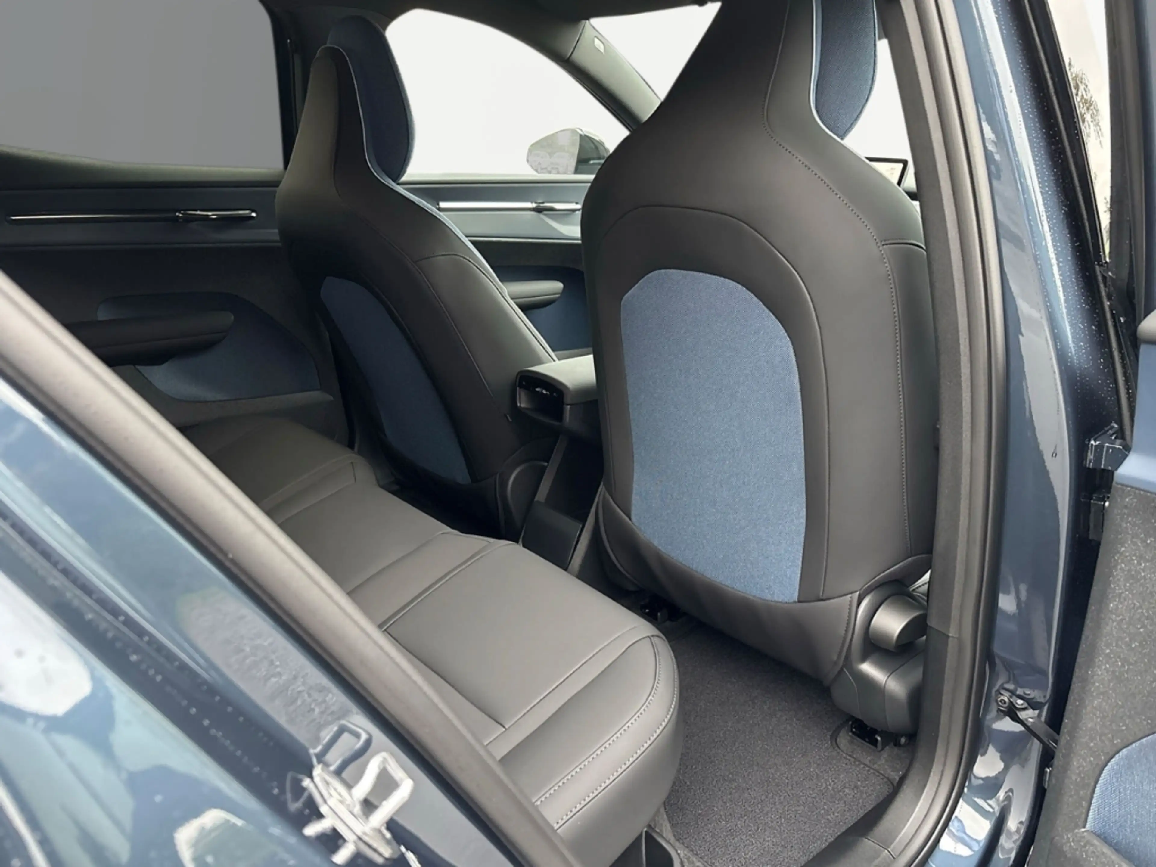 Volvo EX30 P5 Long Range Plus 18'' StandHZG Soundsystem Harma — photo 5