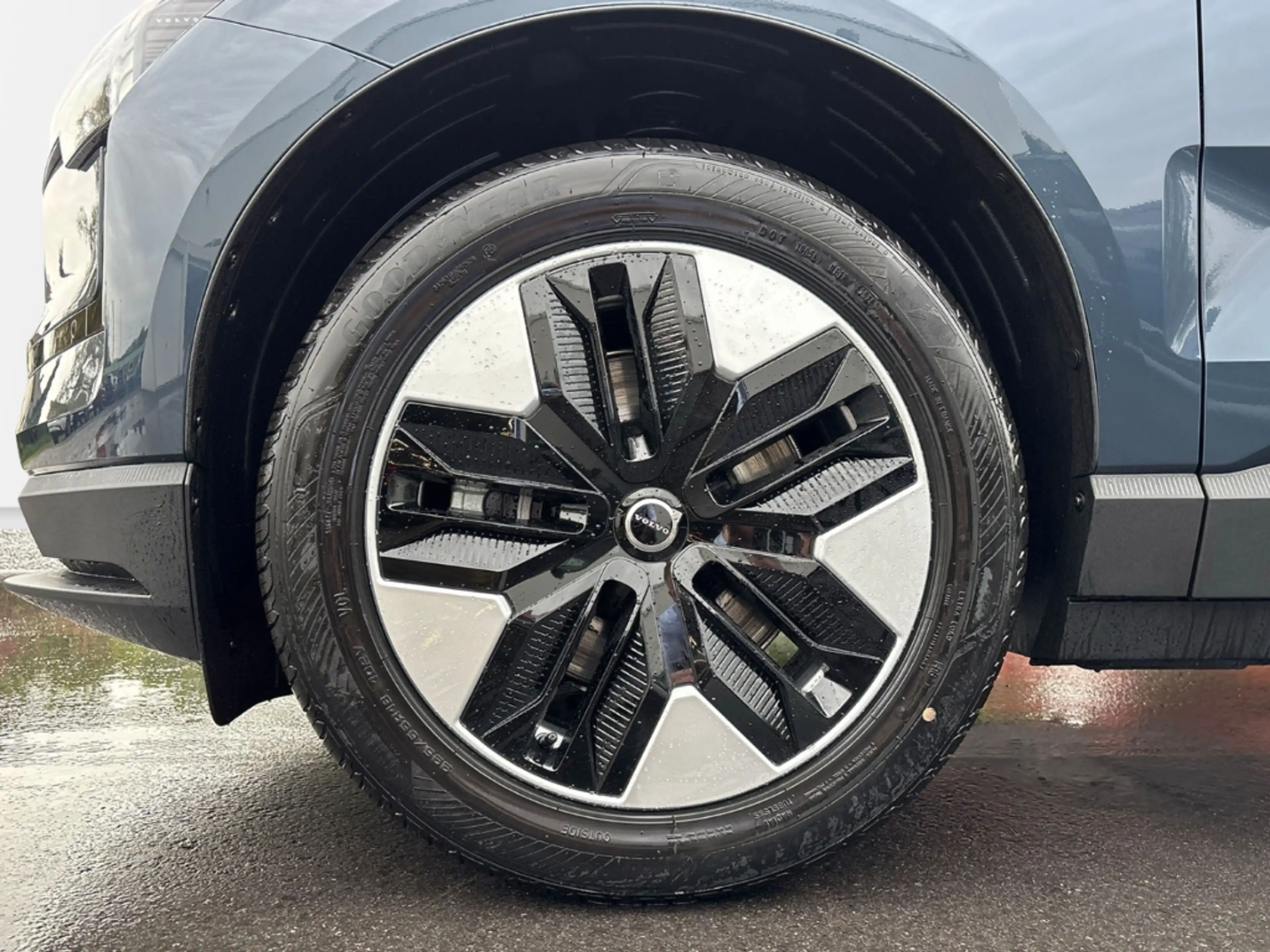 Volvo EX30 P5 Long Range Plus 18'' StandHZG Soundsystem Harma — photo 9