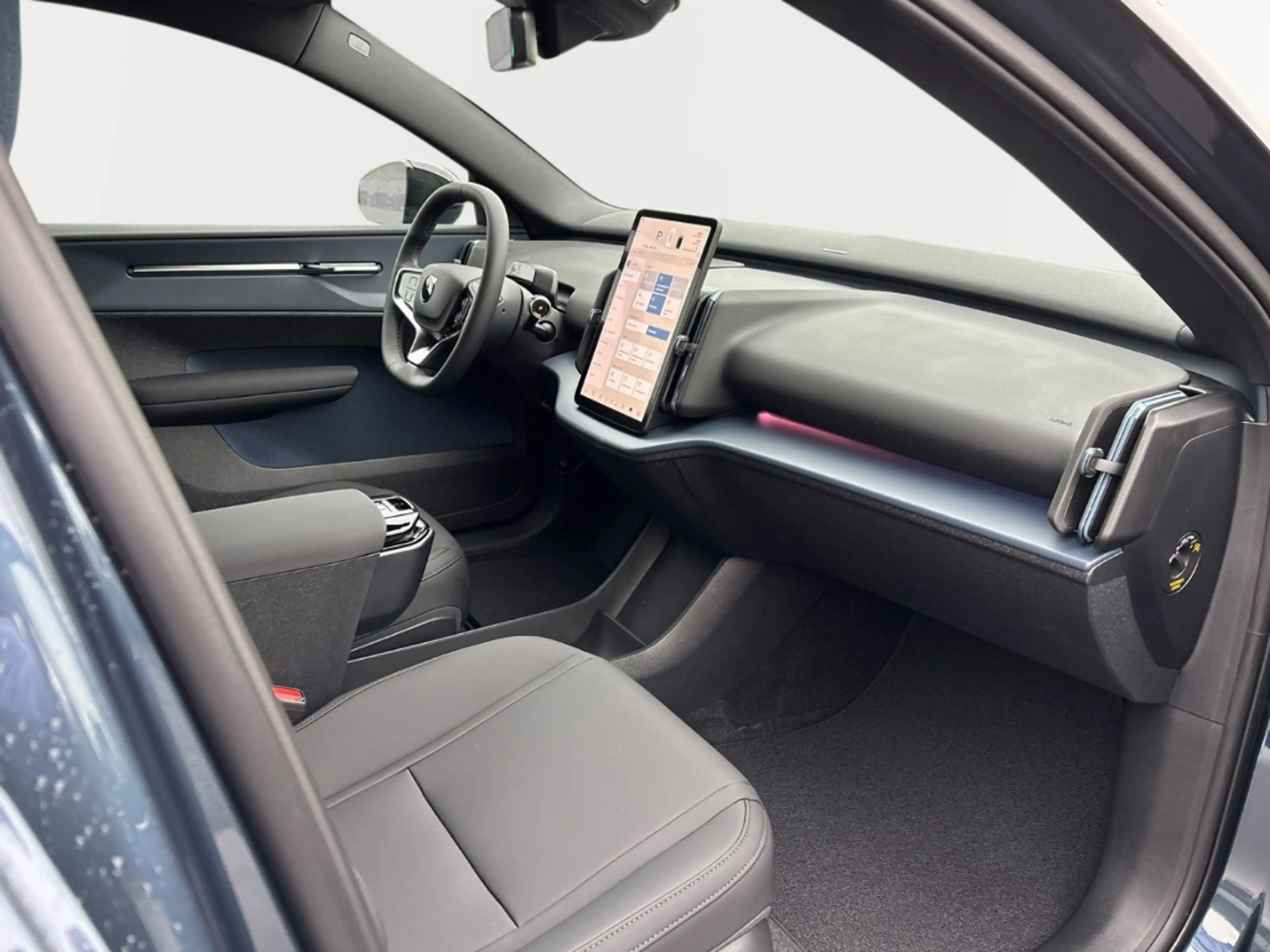 Volvo EX30 P5 Long Range Plus 18'' StandHZG Soundsystem Harma — photo 3