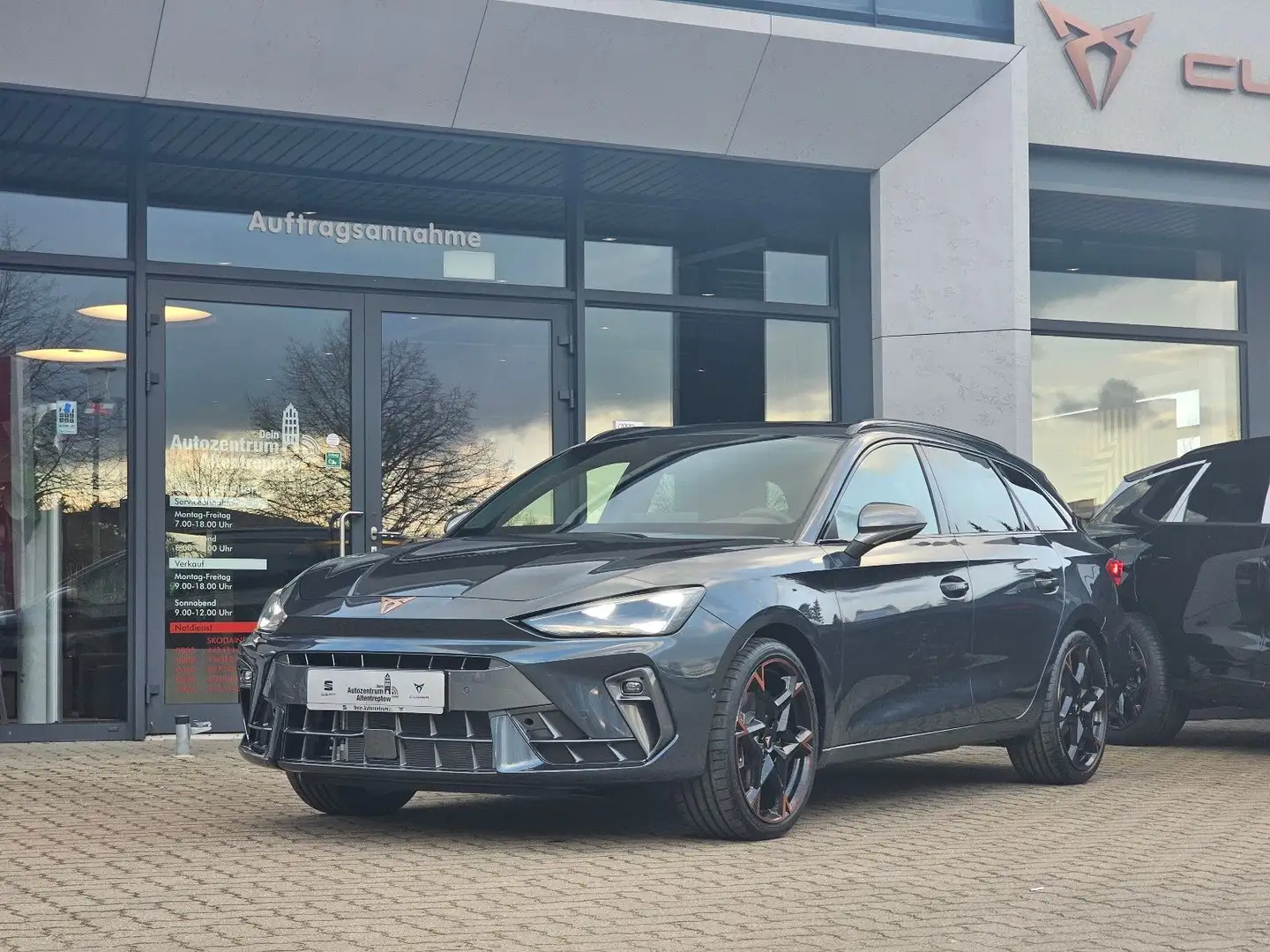CUPRA Leon 1.5 eTSI 110kW DSG Sportstourer STHZ Navi AHK LED Grau - 2