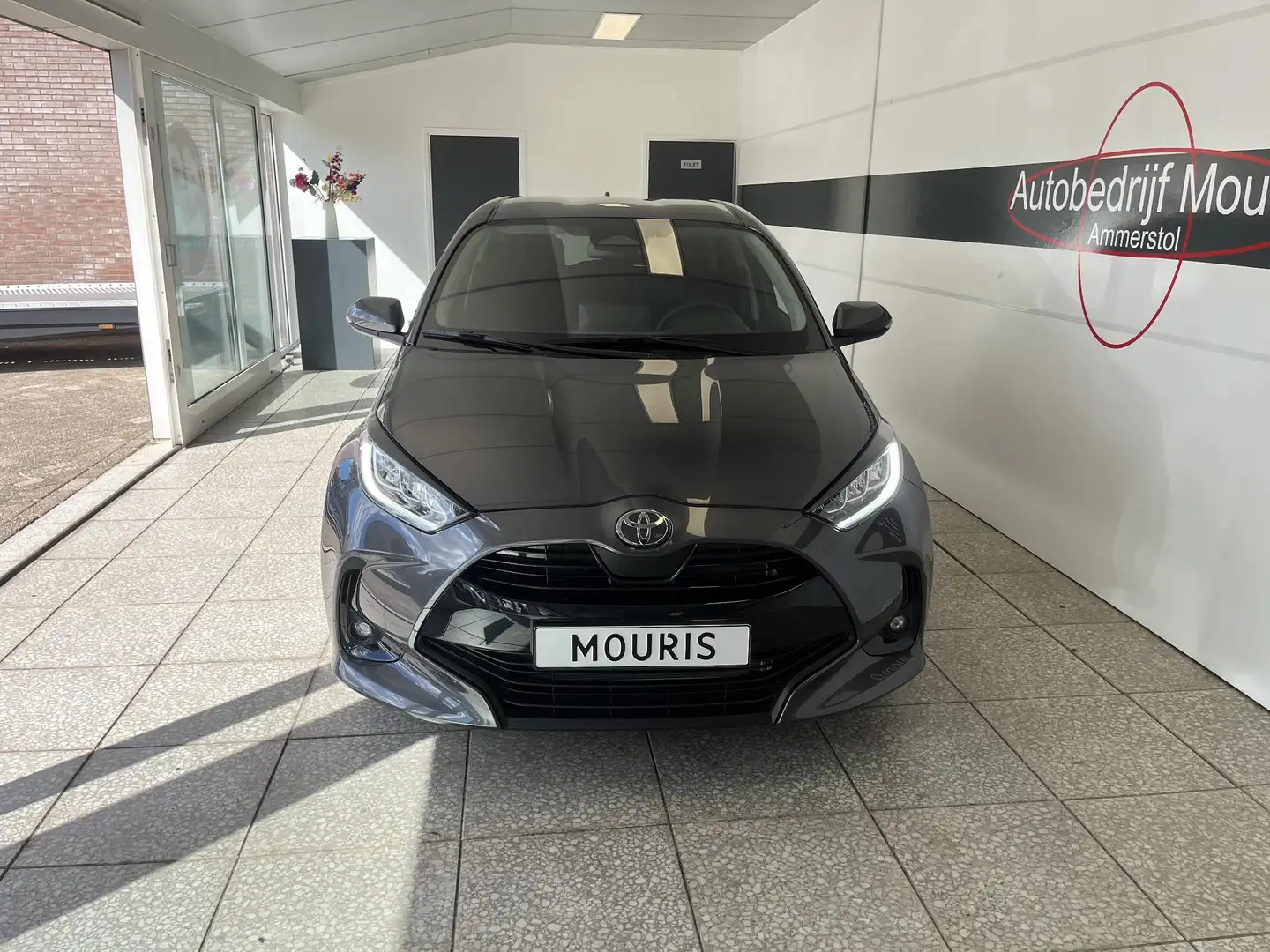 Toyota Yaris 1.5 Hybrid 115 Dynamic Grijs - 2