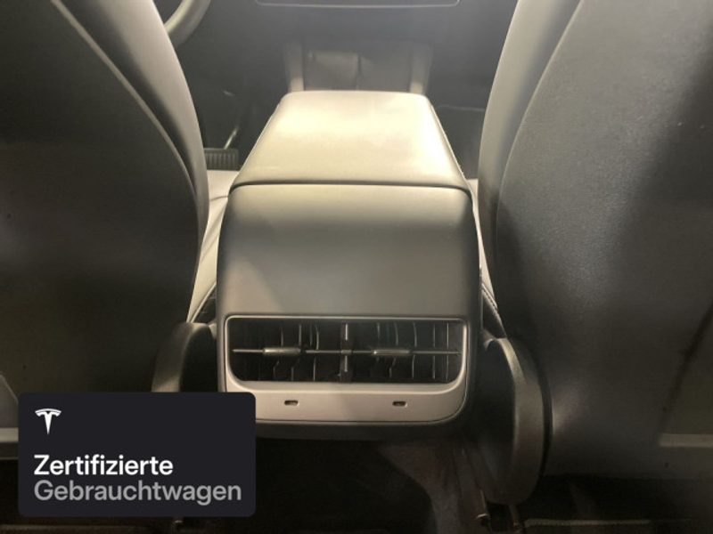 Tesla Model Y Long Range AWD — photo 13