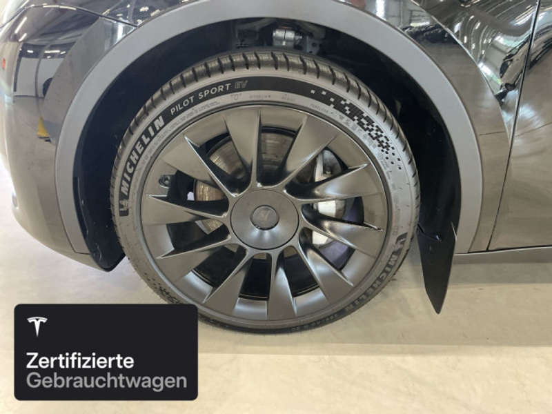 Tesla Model Y Long Range AWD — photo 7