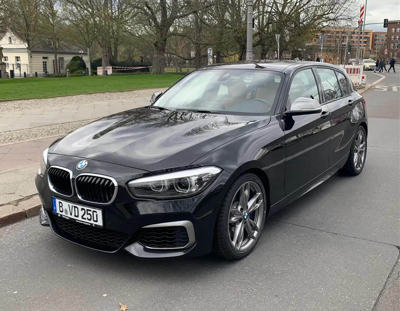 BMW 140 M140i Aut. Vollausst. Saphirschwarz / Cocnac! Black - 1