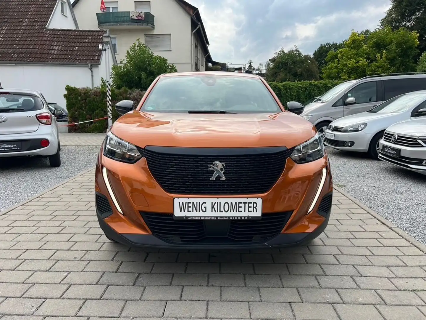 Peugeot 2008 Active Pack 1.2 DAB PDC AHK WENIG KILOMETER Oranje - 2