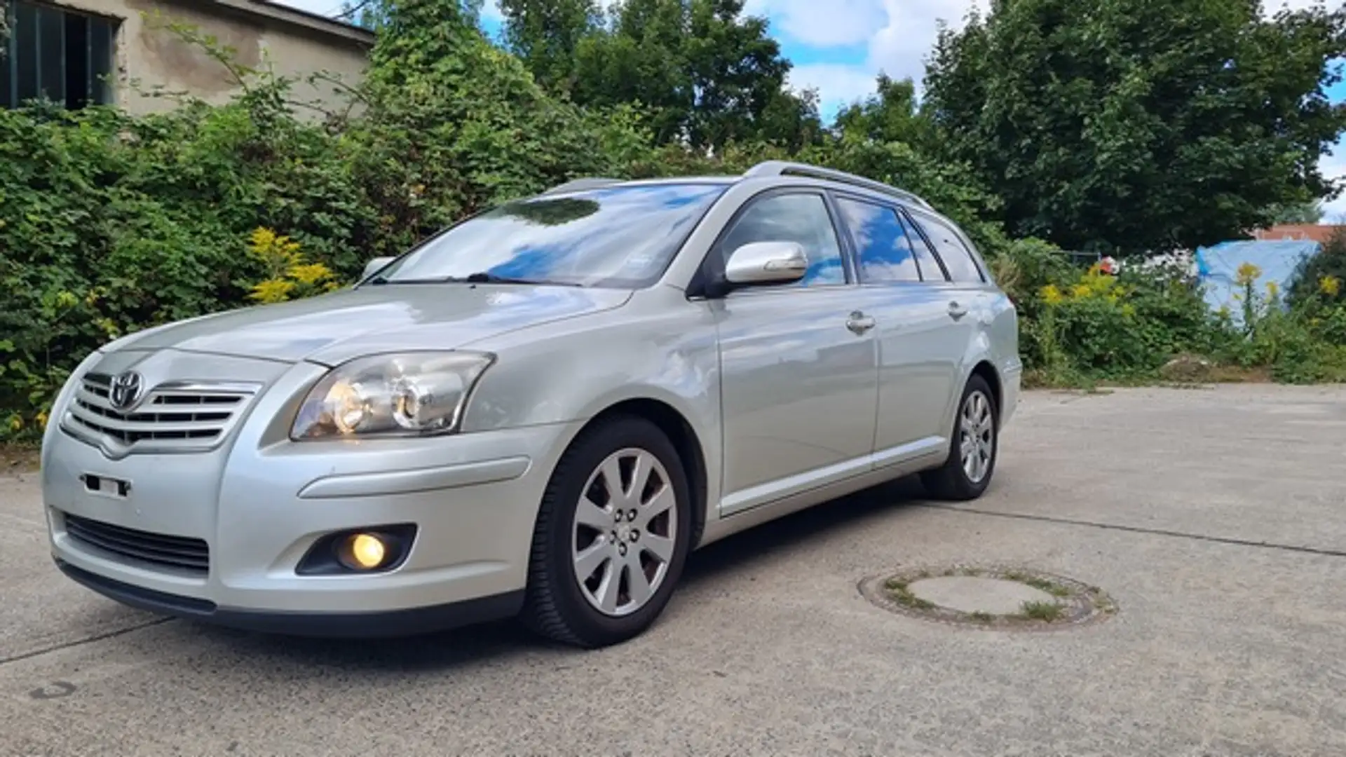 Toyota Avensis COMBI 1.8 +1.HAND KLIMA +AHK+SHZ +TÜVNEU Stříbrná - 2