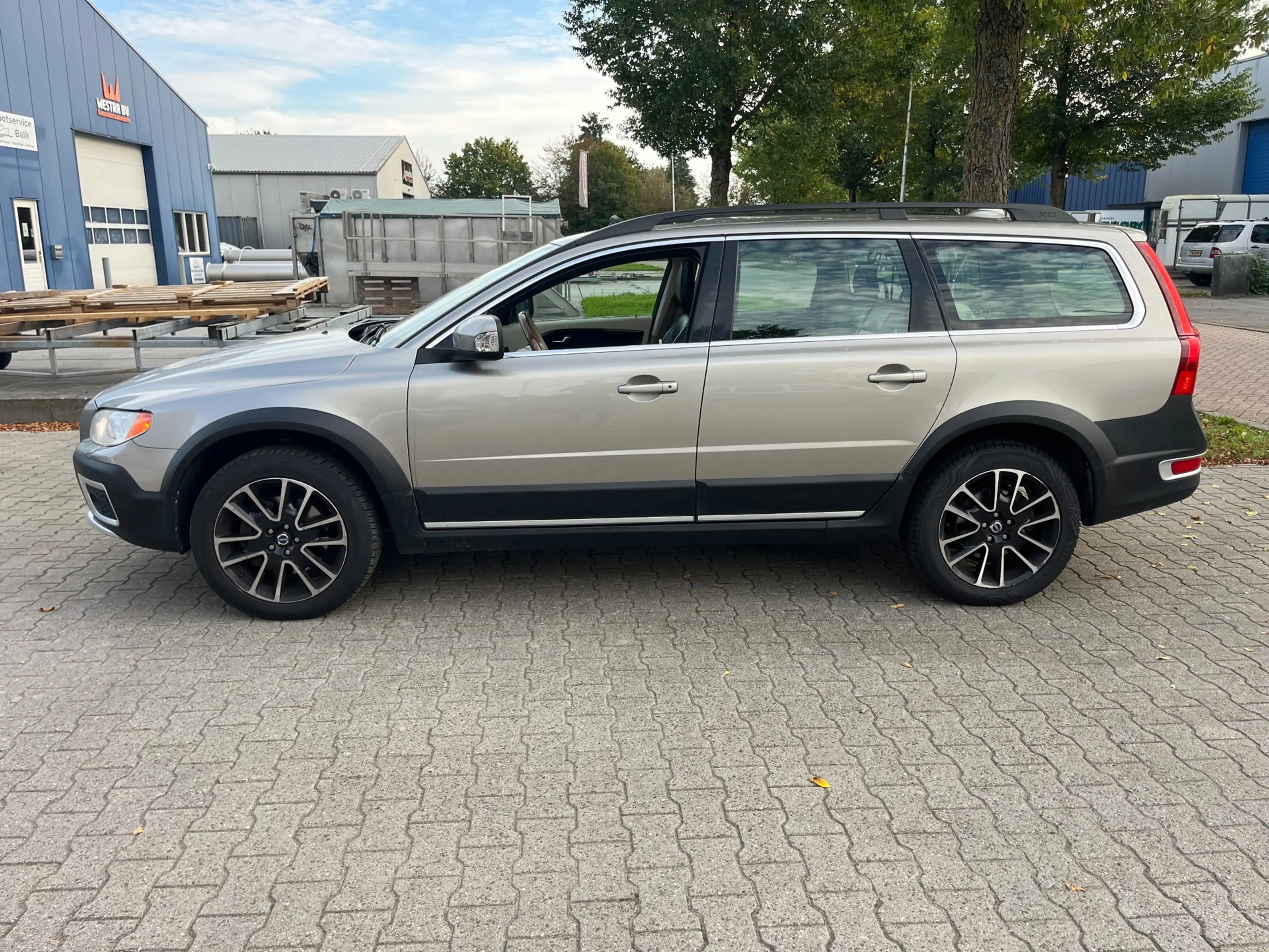 Volvo XC70 2.4 230pk D5 Summum AWD 5 cilinder / Open dak / Tr — photo 2