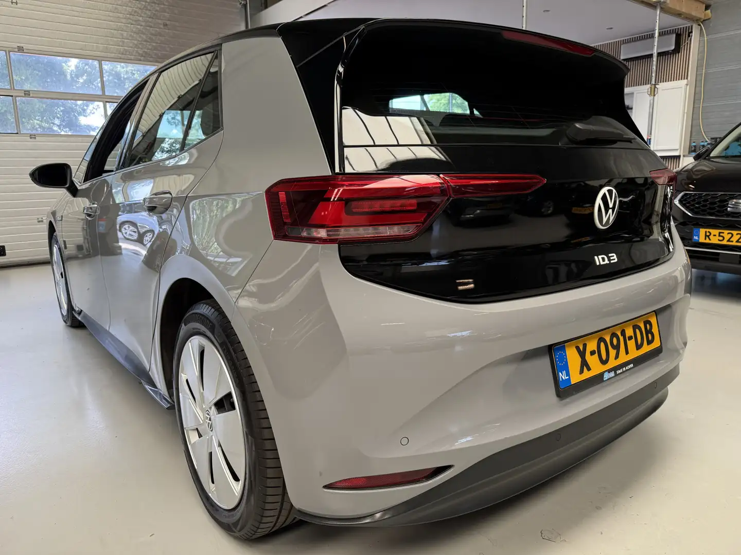 Volkswagen ID.3 Life 58 kWh 204pk, ACC, Carplay, Navi Grijs - 2