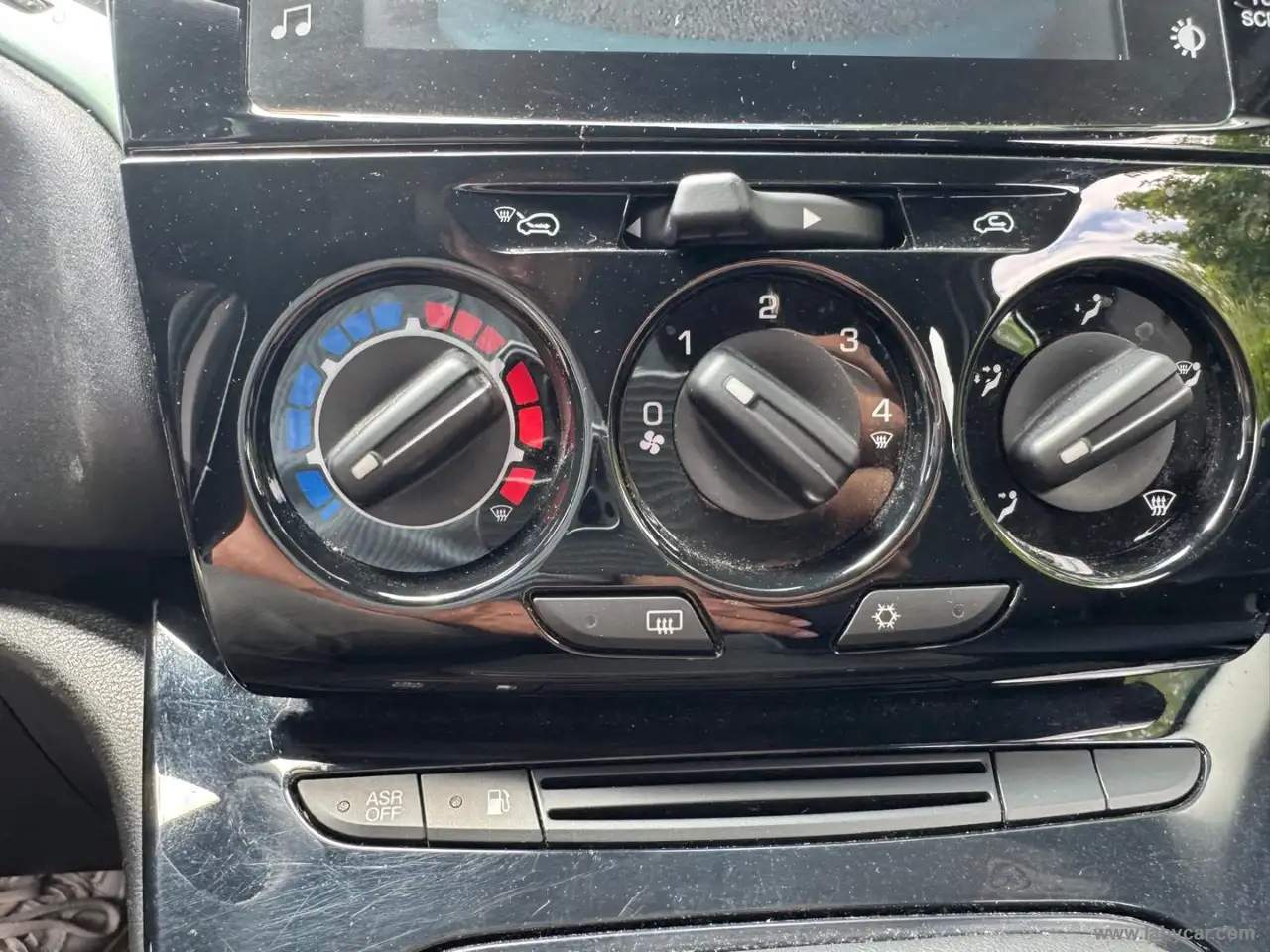 Lancia Ypsilon 2024 — фото 24