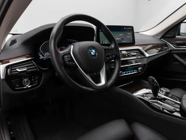 BMW 5 Series view 21