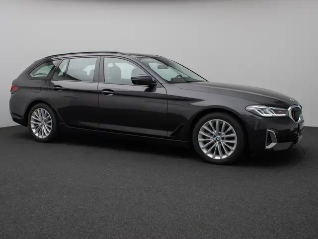 BMW 5 Series view 4