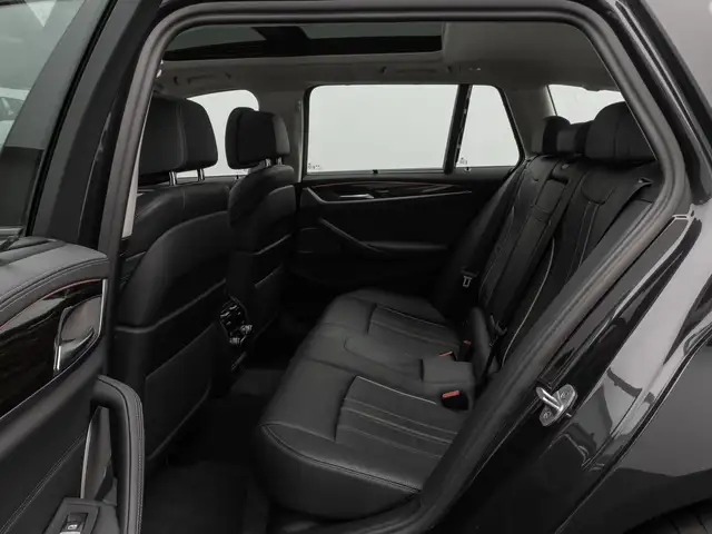 BMW 5 Series view 26