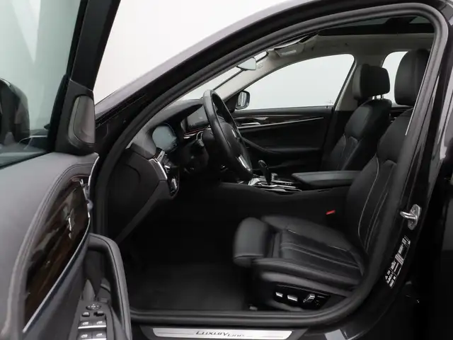 BMW 5 Series view 20