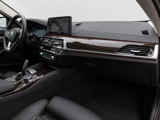 BMW 5 Series view 24