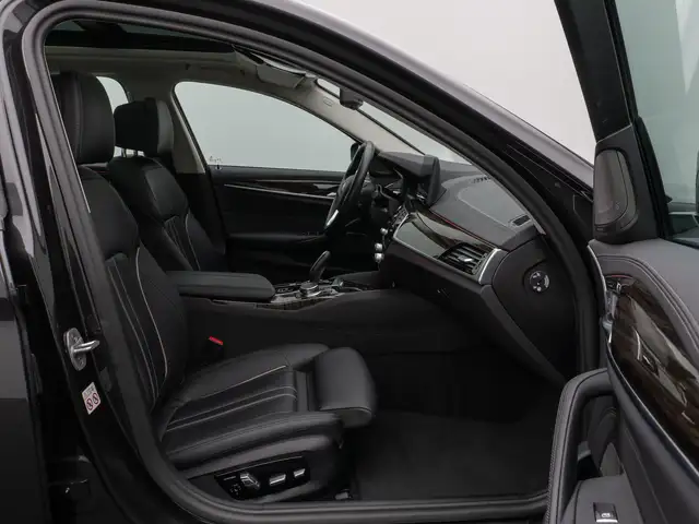 BMW 5 Series view 25