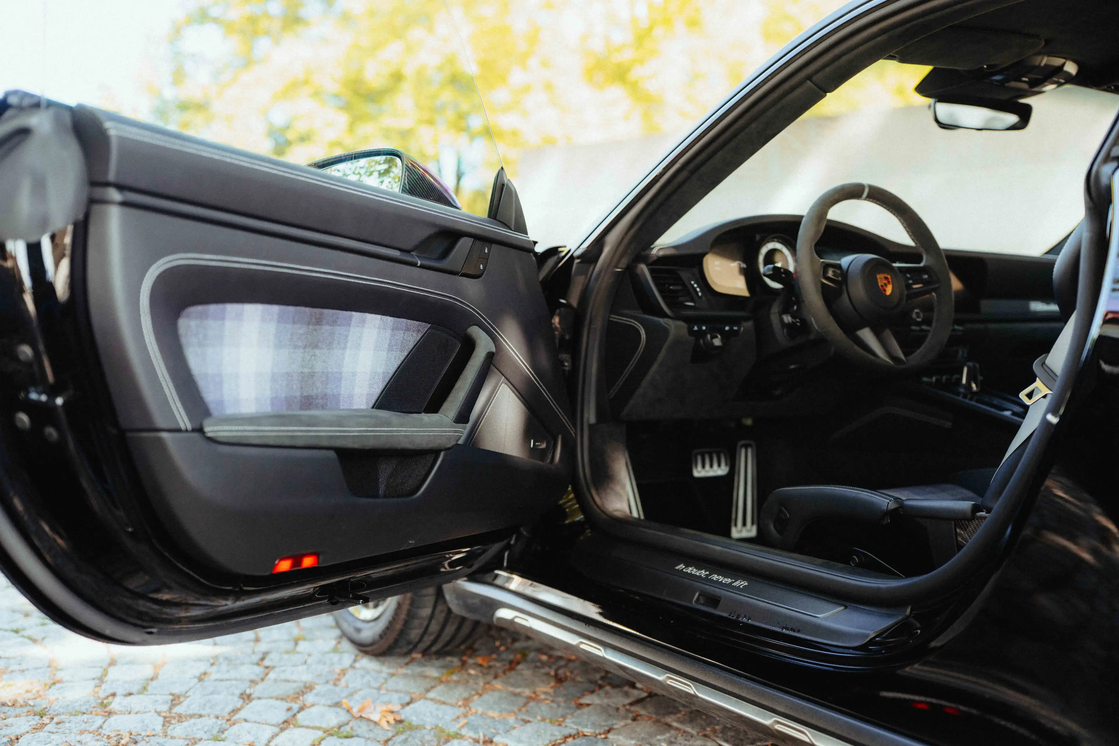 Porsche 992 Dakar - Carbon Roof, Buckets, Tartan Inserts — photo 14