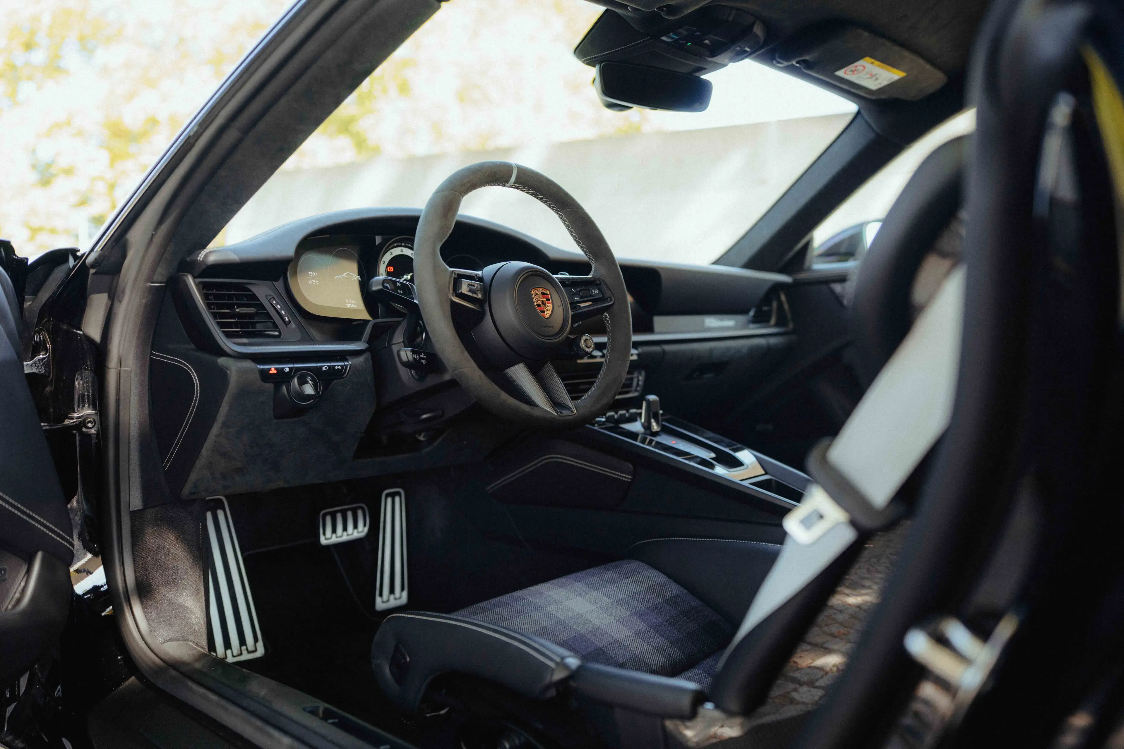 Porsche 992 Dakar - Carbon Roof, Buckets, Tartan Inserts — photo 11