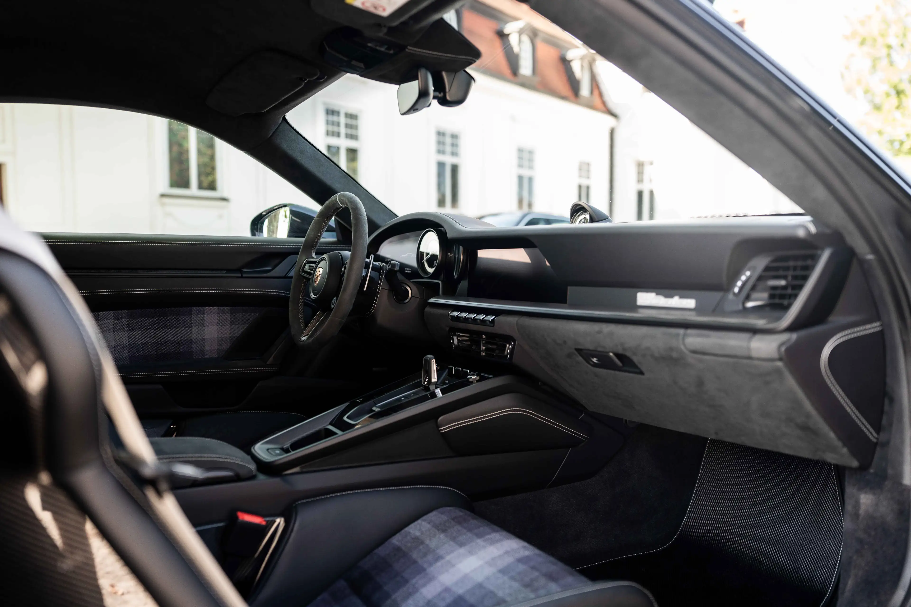 Porsche 992 Dakar - Carbon Roof, Buckets, Tartan Inserts — photo 12