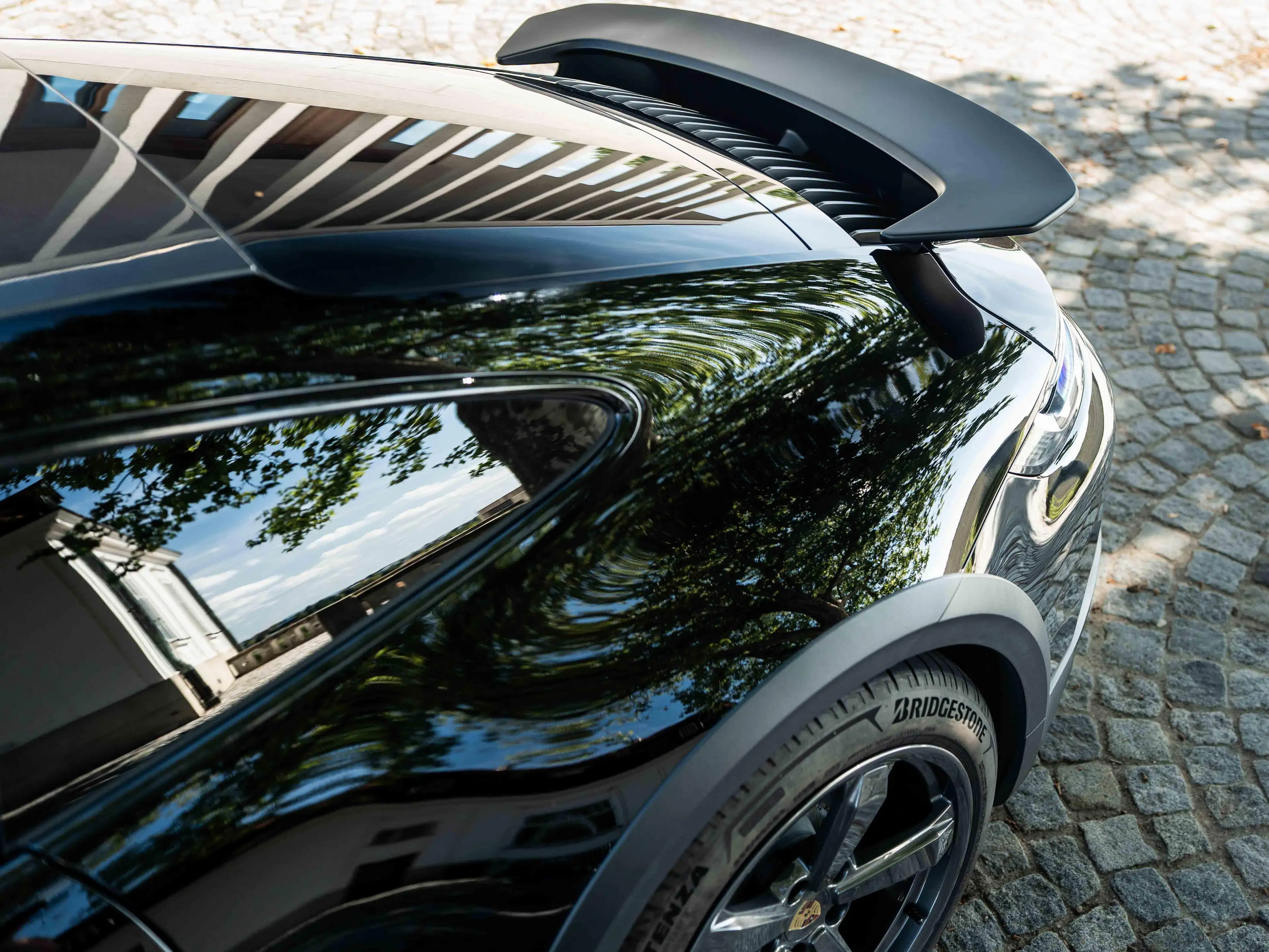 Porsche 992 Dakar - Carbon Roof, Buckets, Tartan Inserts — photo 9
