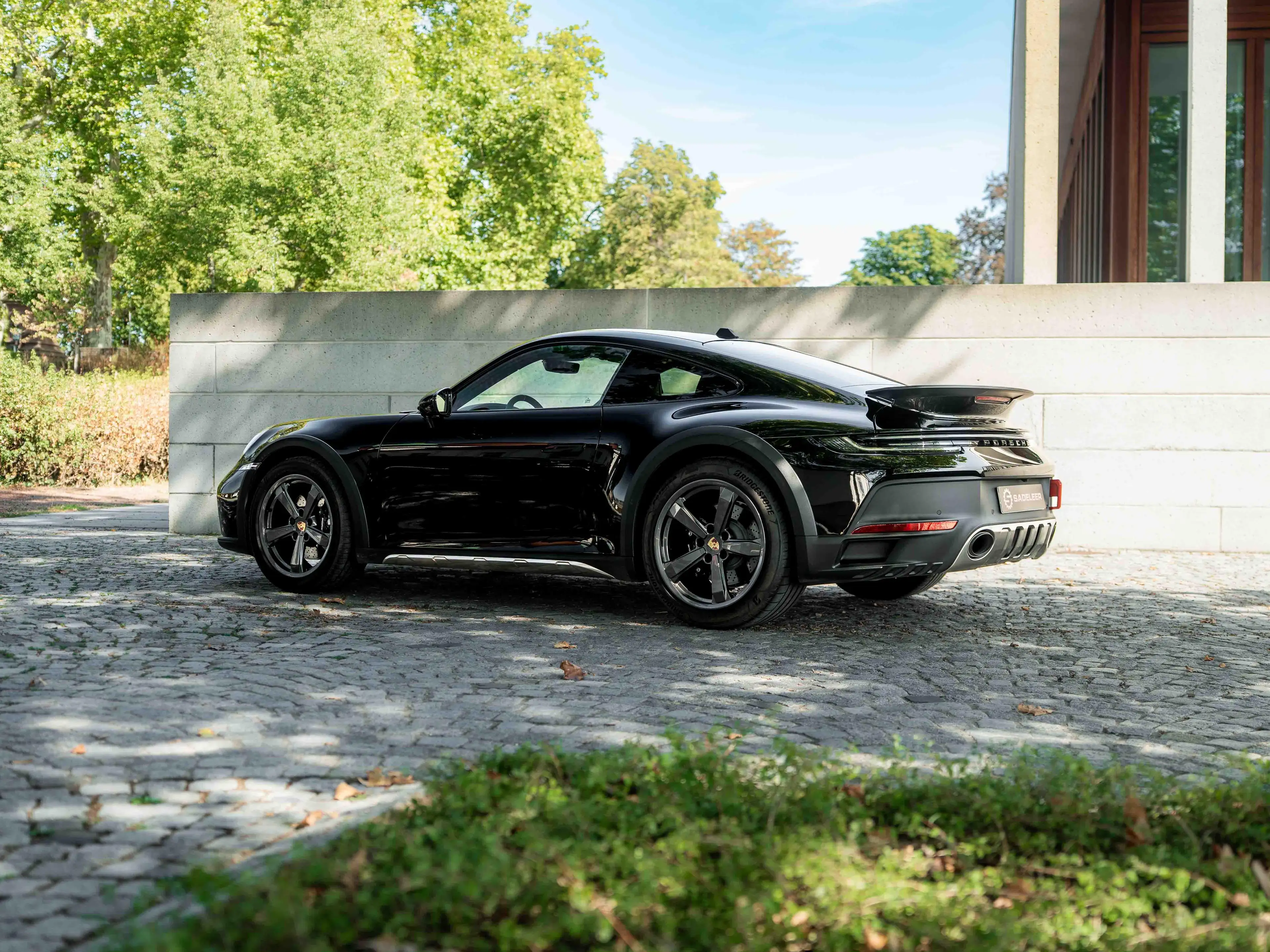 Porsche 992 Dakar - Carbon Roof, Buckets, Tartan Inserts — photo 4