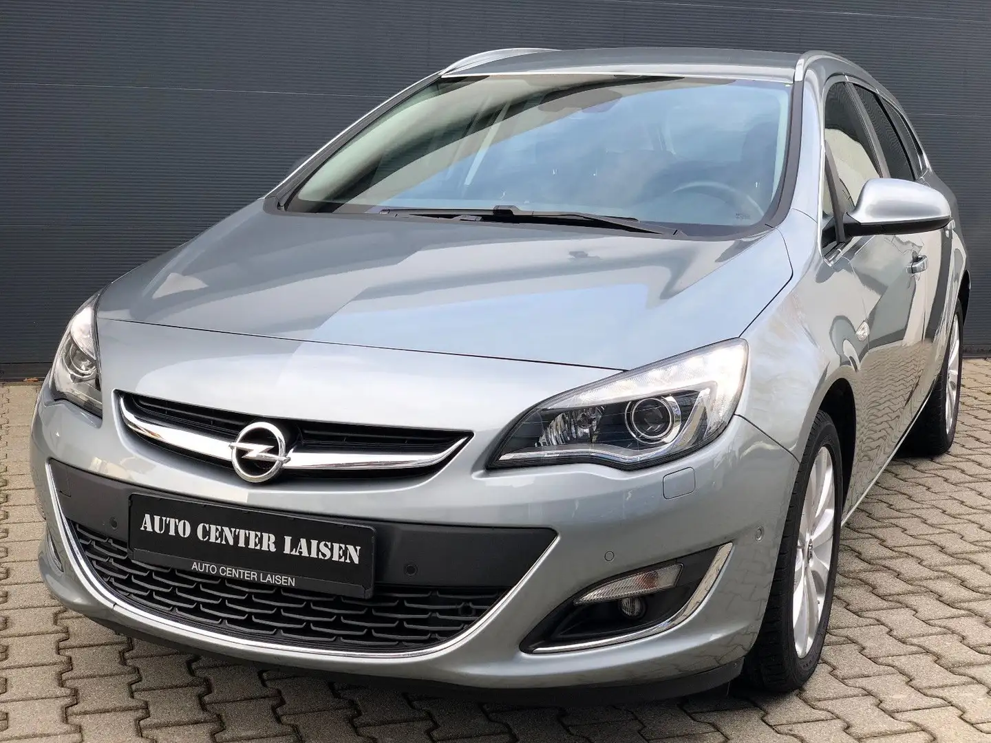 Opel Astra J Sports Tourer Navi Bi-Xenon SHZ LED AHK Silber - 1