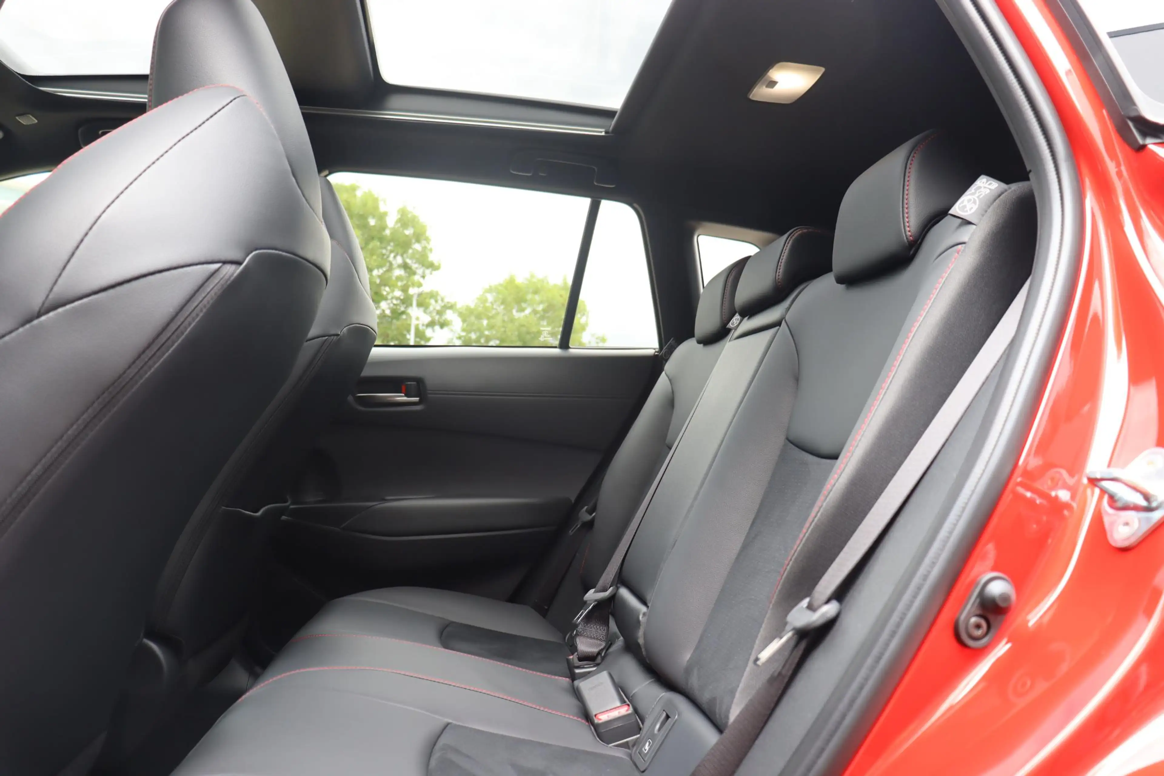 Toyota Corolla Cross Hybrid 180 GR Sport, VERWACHT, Panoramisch dak, Ni — photo 5