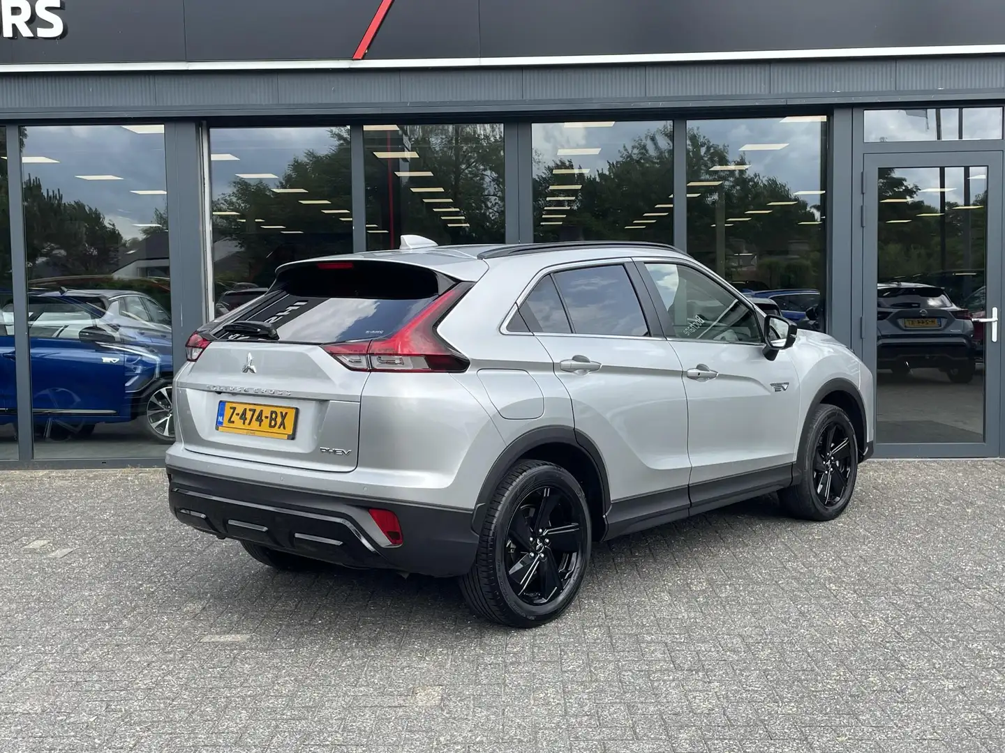 Mitsubishi Eclipse Cross 2.4 PHEV Black Edition Grijs - 2