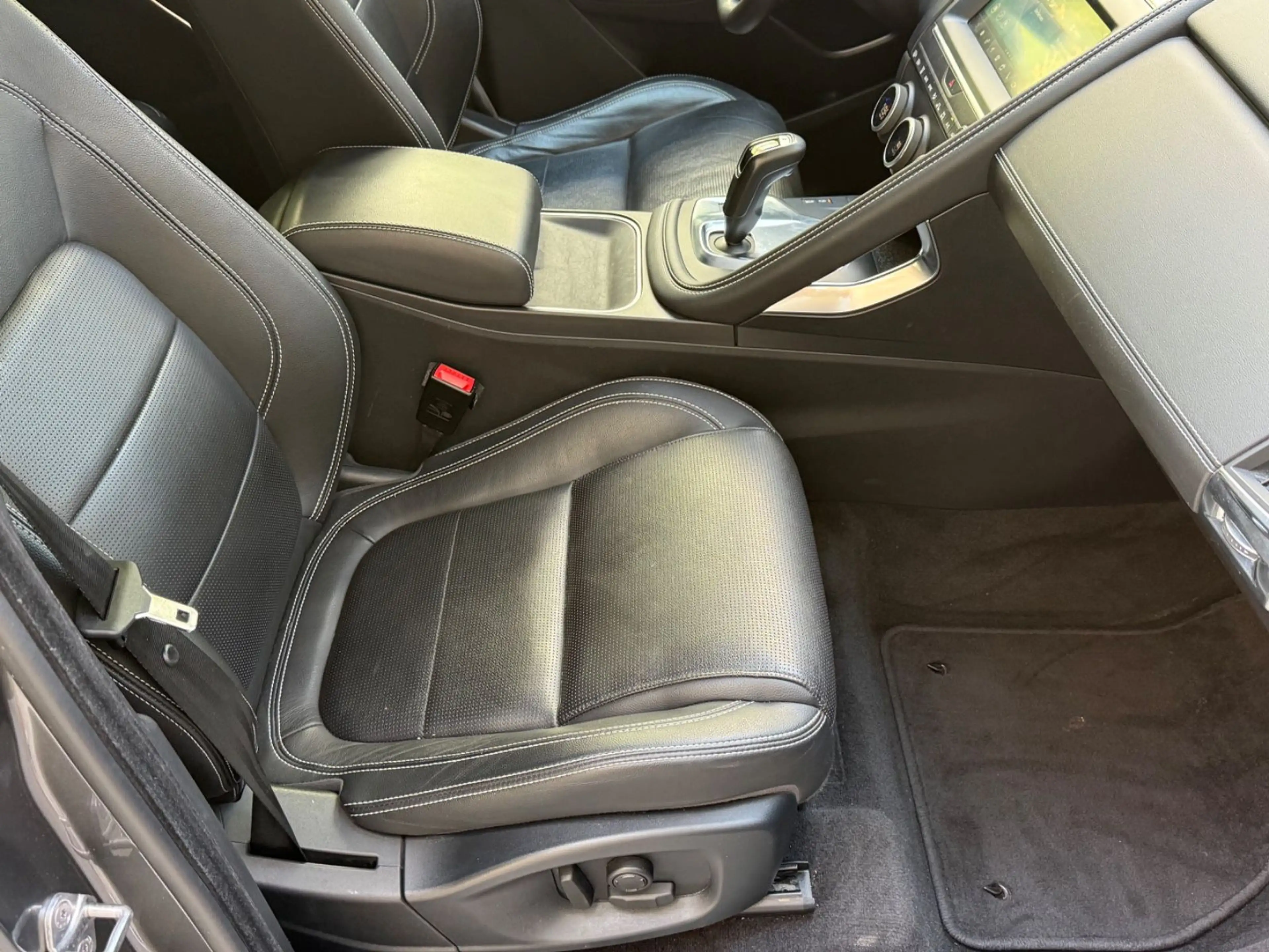 Jaguar E-Pace E-PACE R-Dynamic SE AWD — photo 12