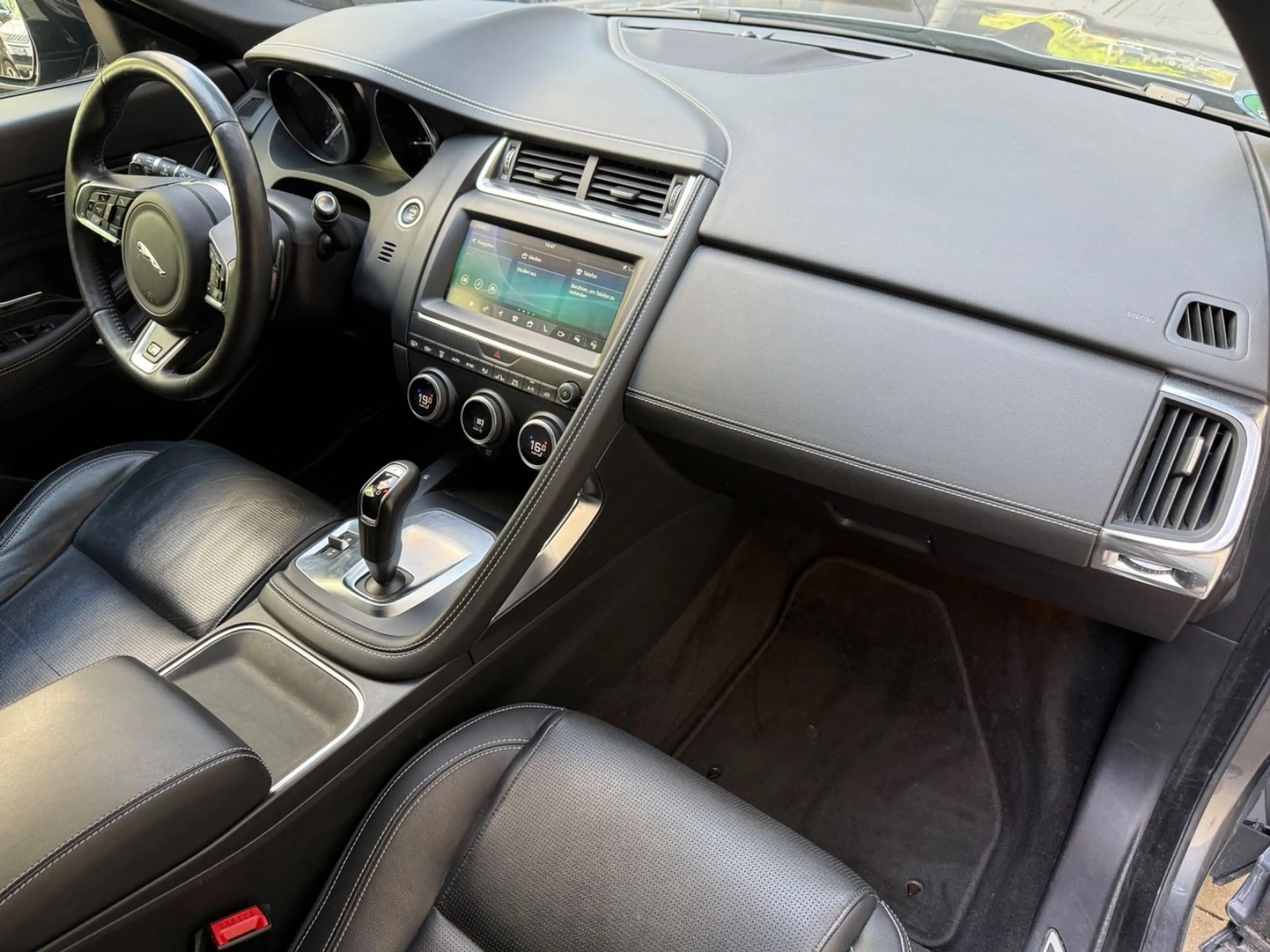 Jaguar E-Pace E-PACE R-Dynamic SE AWD — photo 13