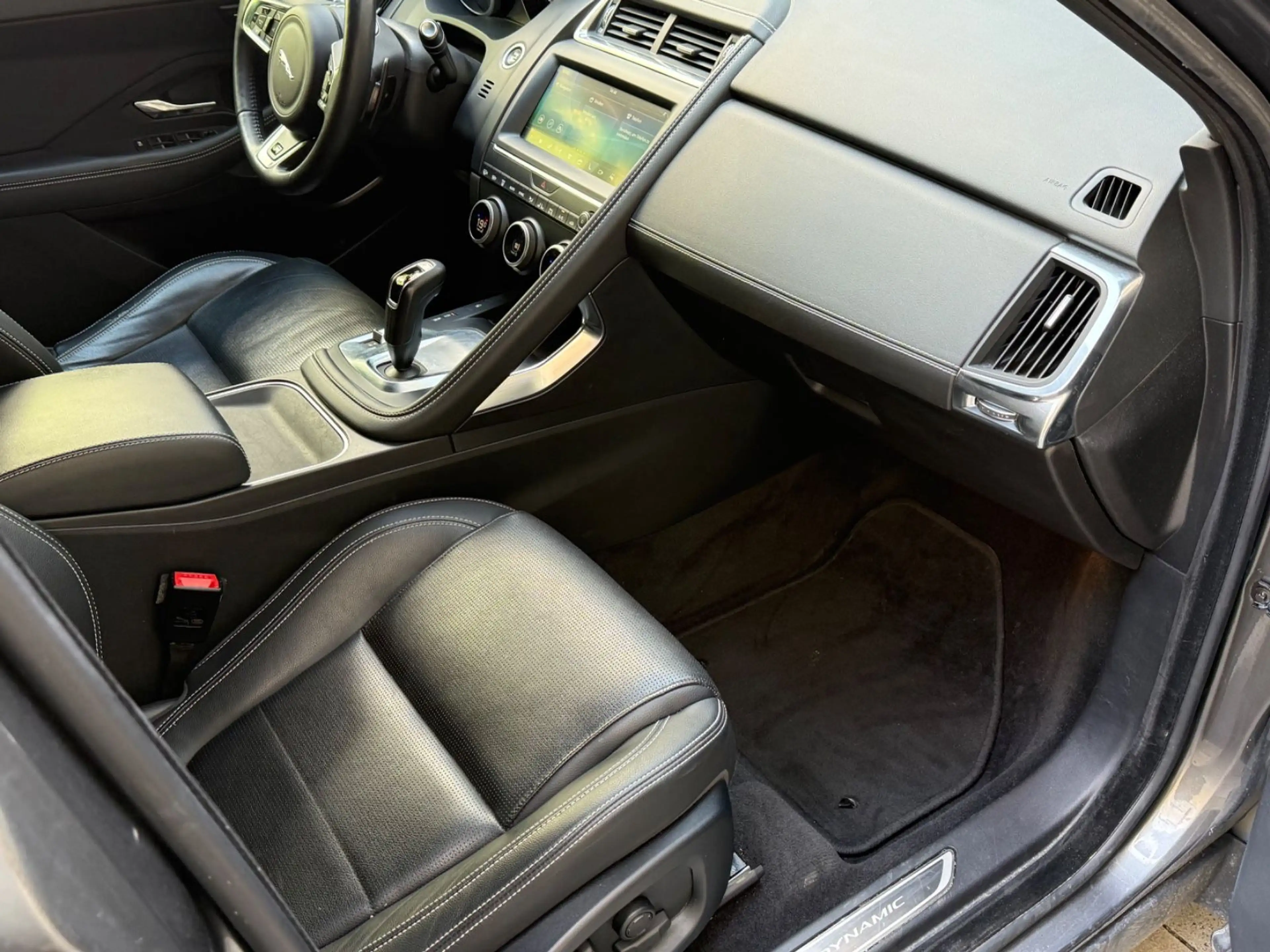 Jaguar E-Pace E-PACE R-Dynamic SE AWD — photo 11