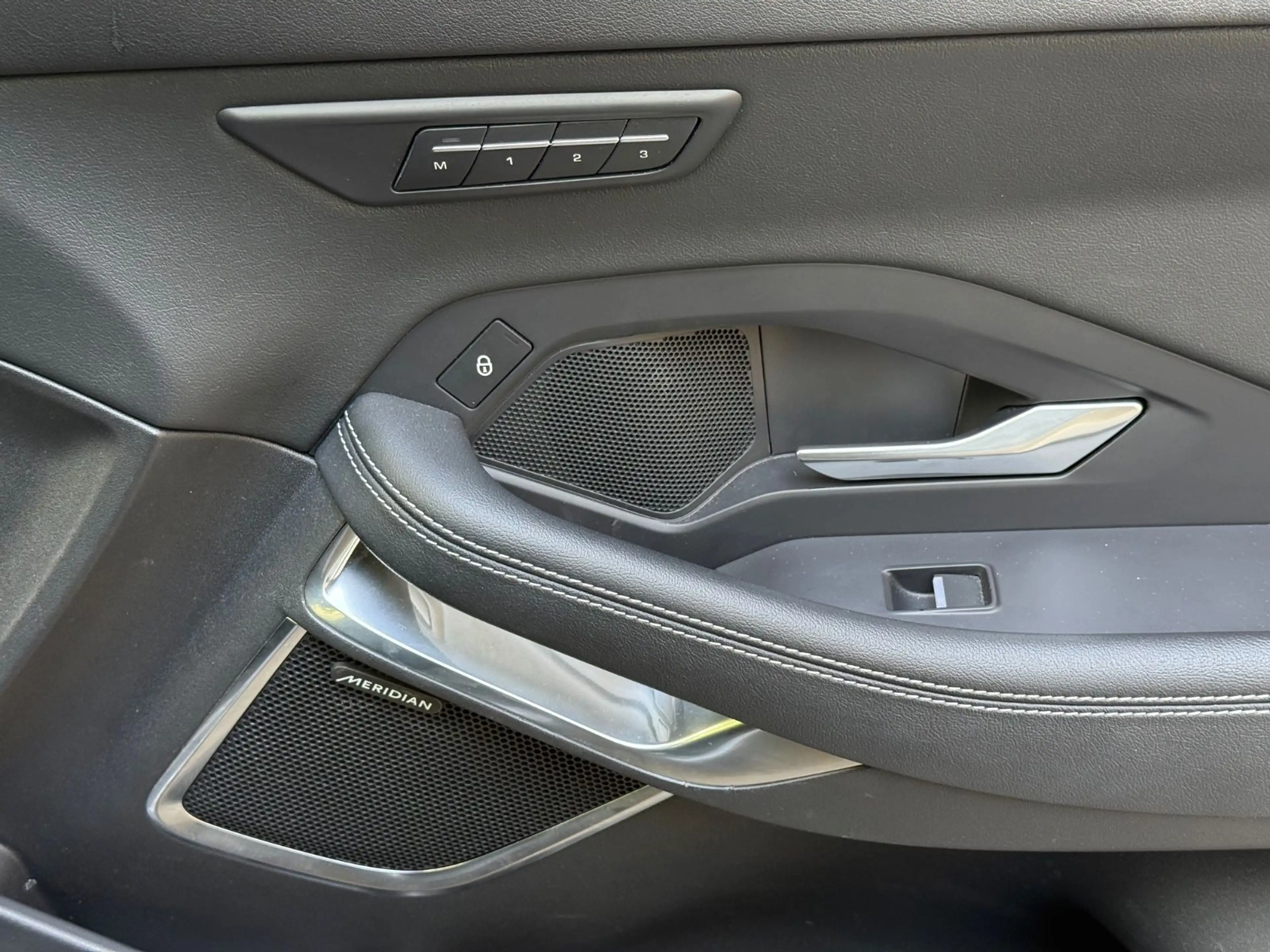 Jaguar E-Pace E-PACE R-Dynamic SE AWD — photo 10